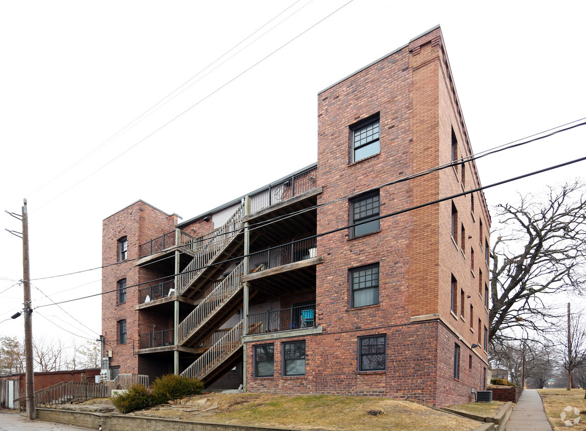 Building Photo - Hillside