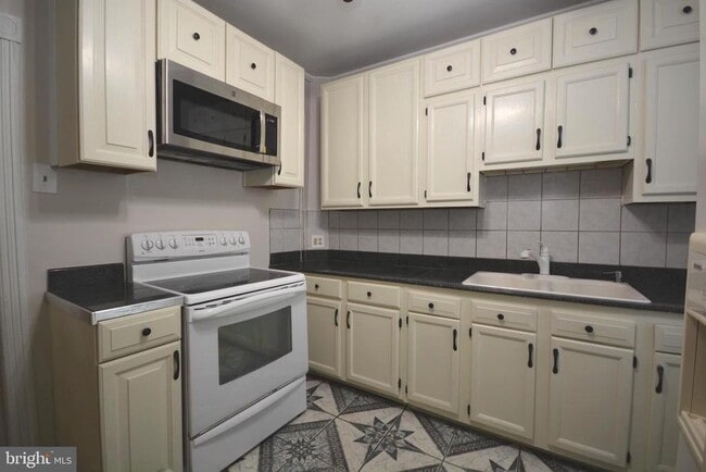 Building Photo - 105 E North Ave