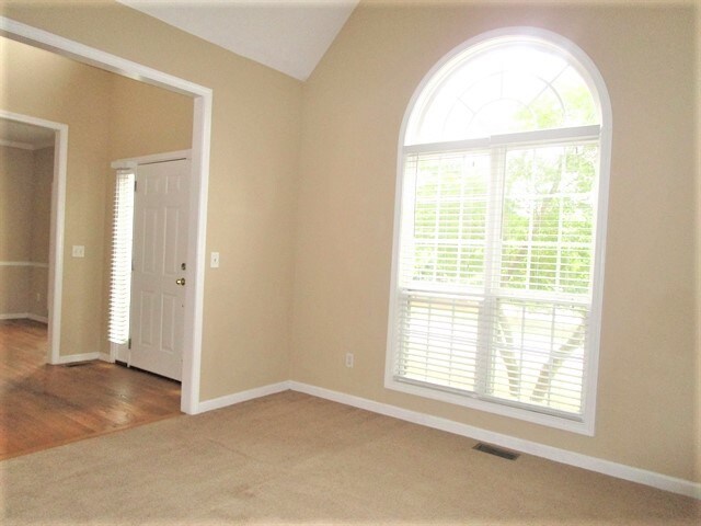 Building Photo - 2420 Queensboro Ln