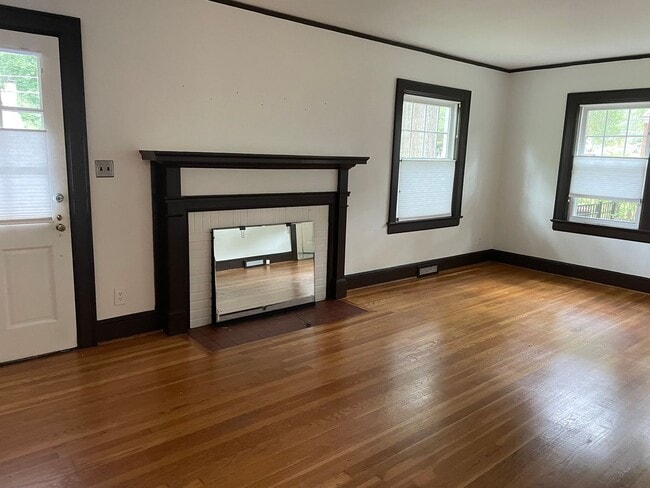 Building Photo - Adorable 3 Bedroom Located in Lindley Park...