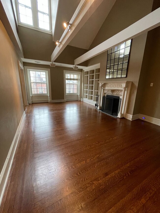 Building Photo - Huge 2 bed, 2 bath Condo in Washington Squ...
