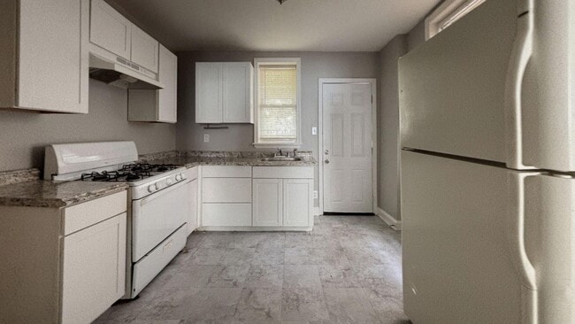 Building Photo - Adorable Refreshed 3 Bedroom Home w/ Washer & Dryer | SOUTHWEST