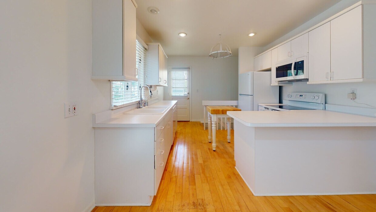 Primary Photo - Charming Single Family Home to-fantastic f...