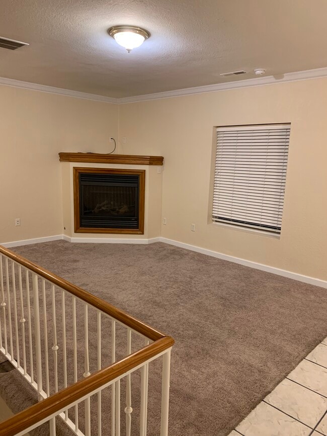 Upstairs Living Room - 625 DAVIS ST
