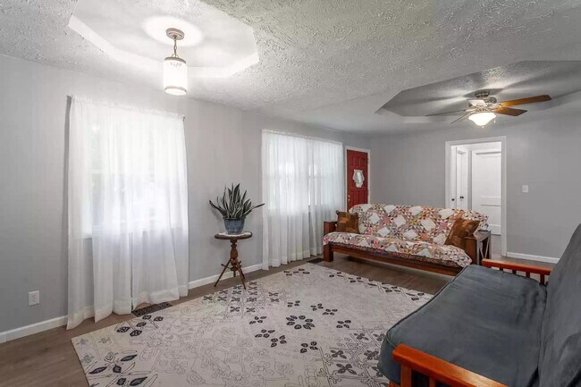 Building Photo - Amazing 2bed/1bath