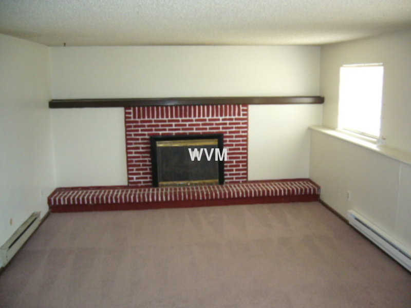 Building Photo - Woodrim Tri Level