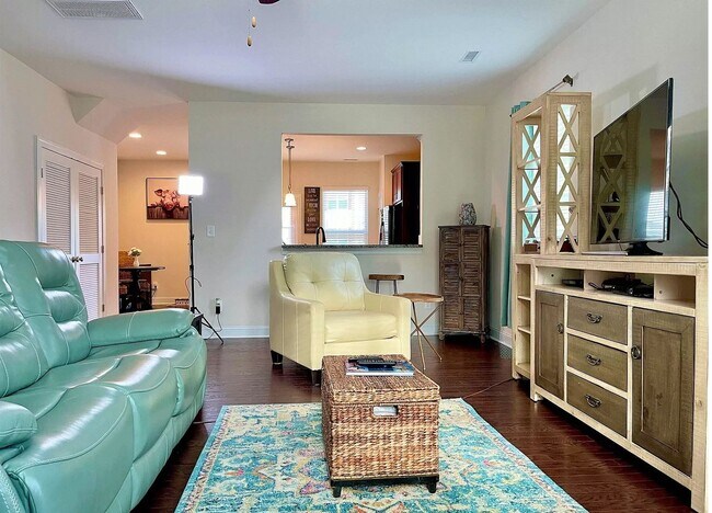Foto del edificio - 3 bed, 2 1/2 End Unit Townhome with Open F...