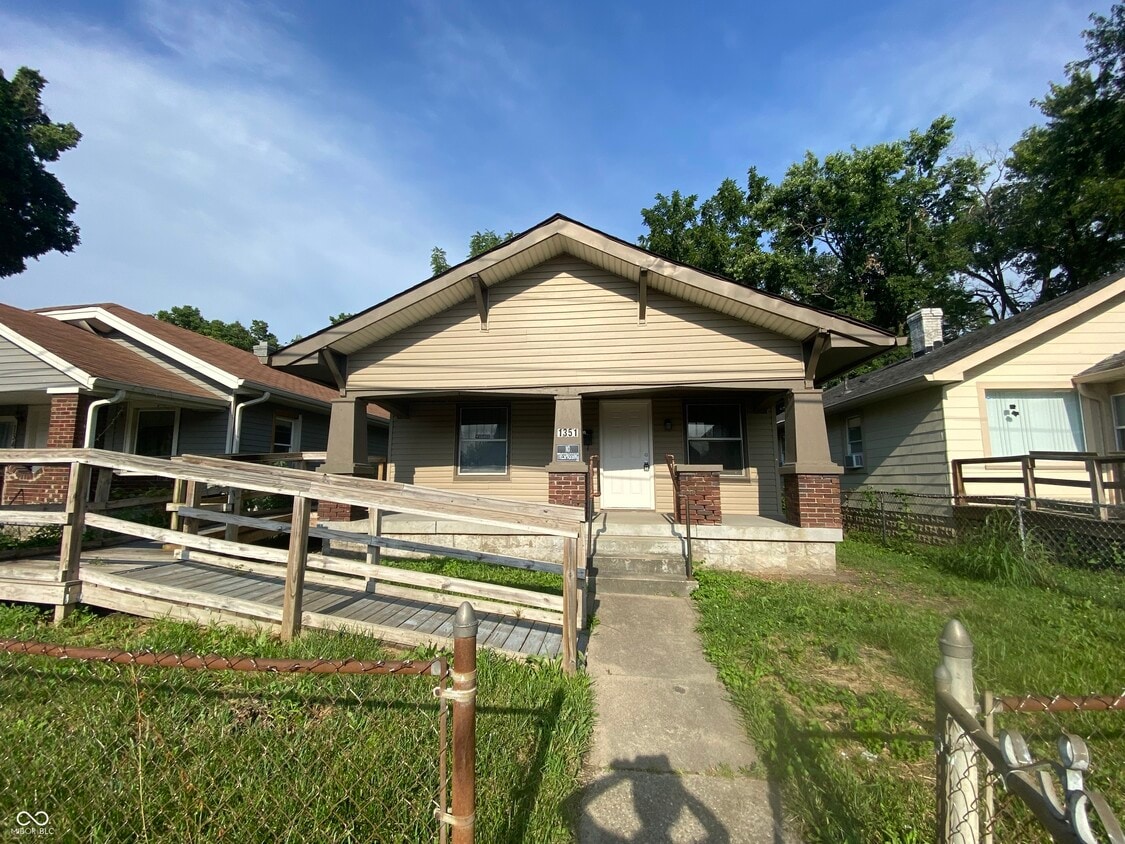 Primary Photo - 1351 S Belmont Ave