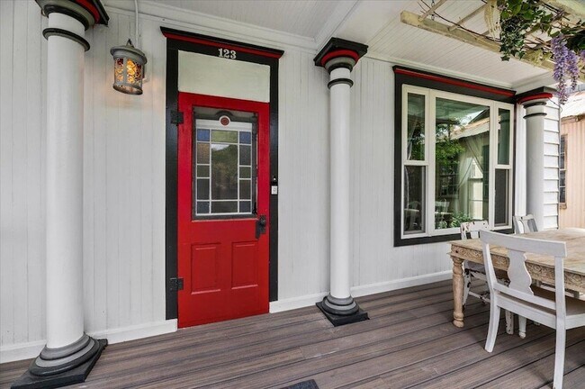 Foto del edificio - 123 1/2 Stone Street Unit