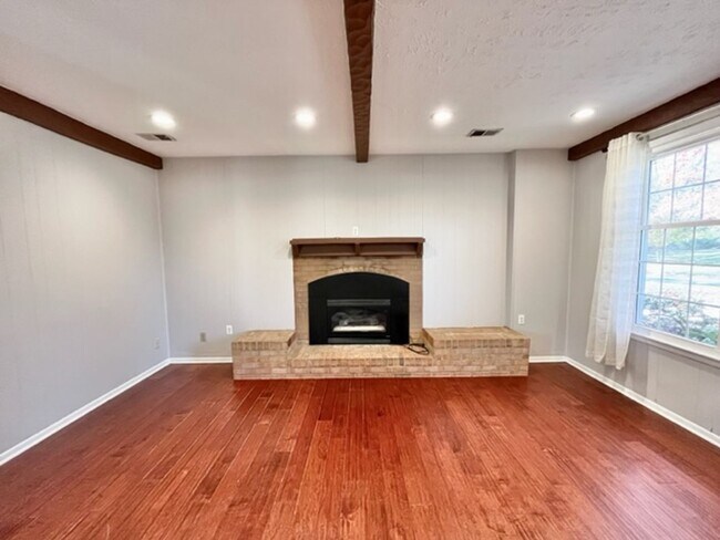 Foto del edificio - Beautiful and updated 4 BR 2.5 BA with garage and lovely yard!