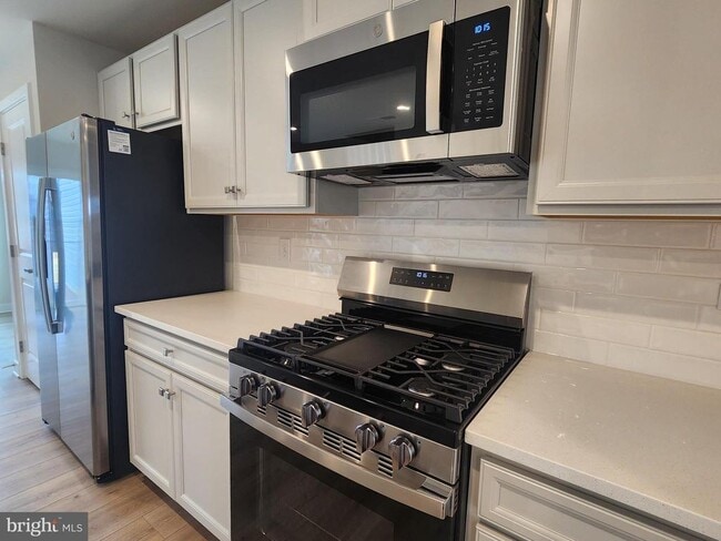 Building Photo - 377 Waterside Sq