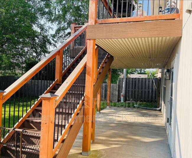 Building Photo - 2424 SW Romar Rd