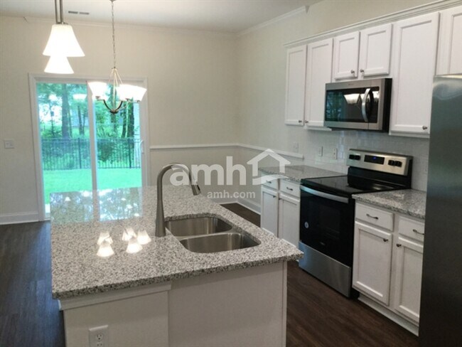 Building Photo - 218 Swan Dr