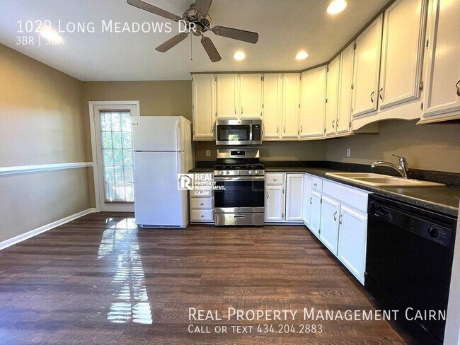 Building Photo - Spacious 3 Bedroom 2.5 Bath Split Level Home