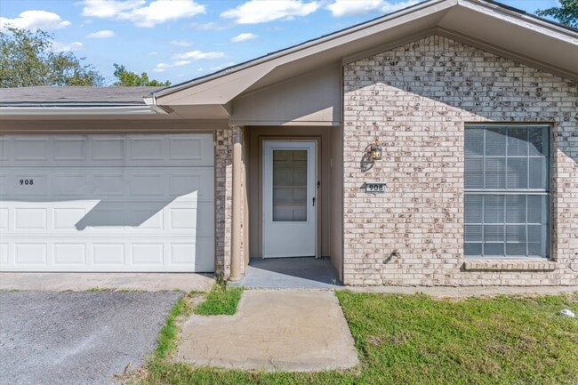 Building Photo - 908 TX-243