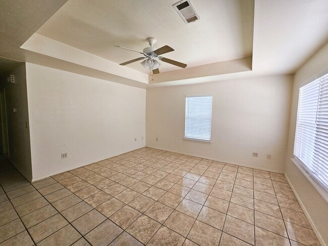 Building Photo - Nice 3 Bedroom/2 Bathroom Duplex off Jenny...