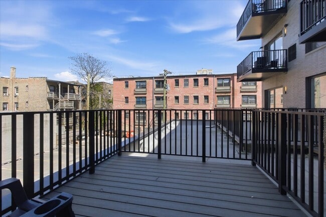 Building Photo - 948 W Sunnyside Ave