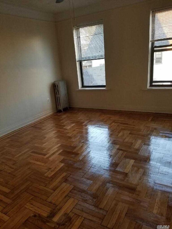 Foto del edificio - 160-10 Sanford Ave