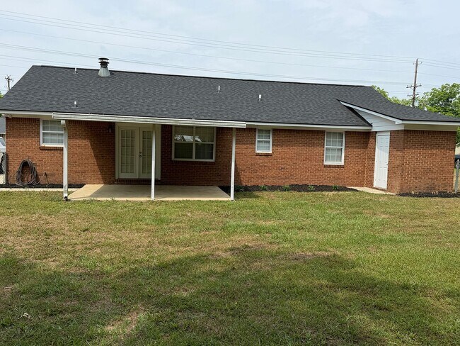 Building Photo - 154 Century Rd E