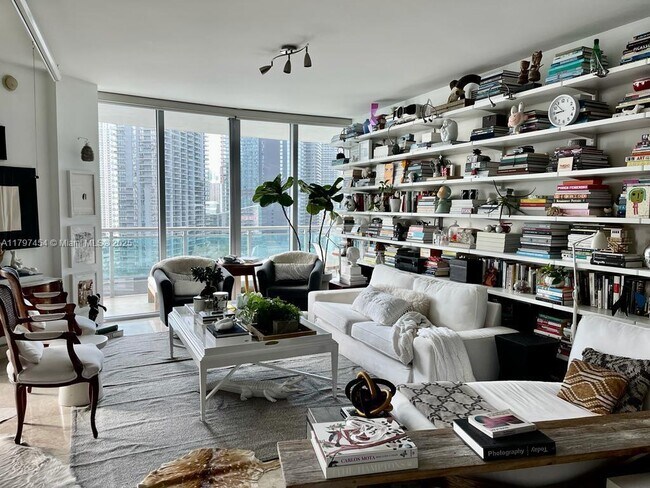 Foto del edificio - 350 S Miami Ave