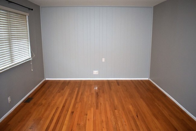 Building Photo - Spacious 3 Bedroom Ranch