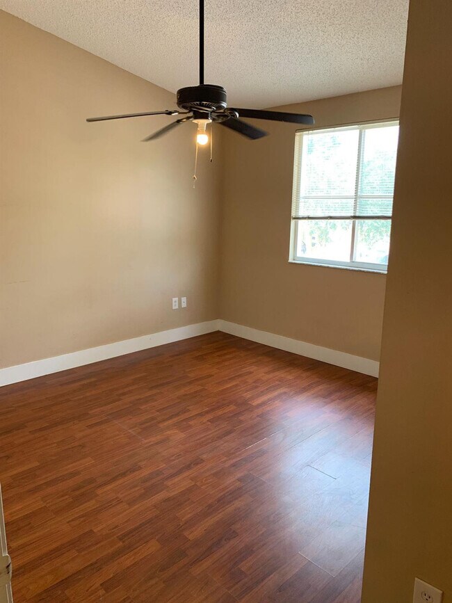 Foto del edificio - 2400 NW 98th Ln