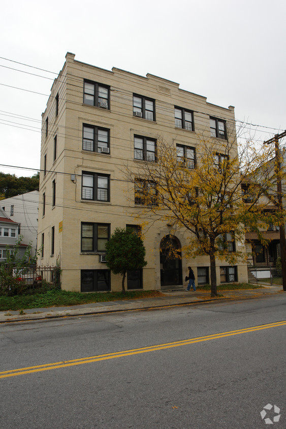 Foto del edificio - 90 Mclean Ave