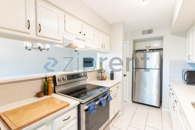 Building Photo - 4159 Steck Ave