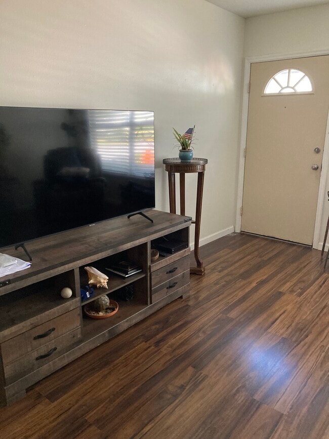 Foto del edificio - 7618 Colonial Ct