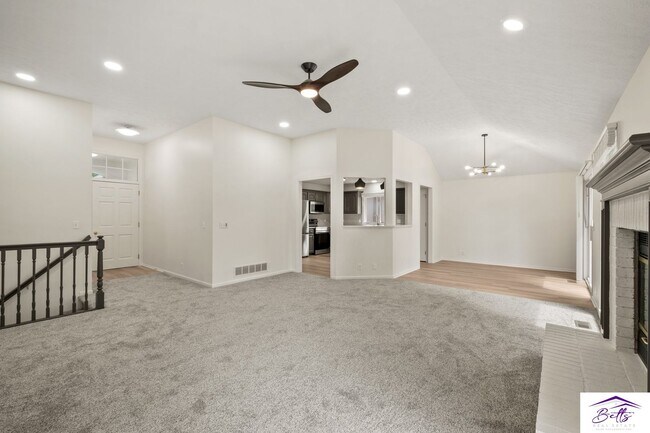 Foto del edificio - Available for a June Move-in Date.