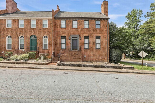 Foto del edificio - Charming 3BR Townhome with Elevator in the Heart of Fayetteville