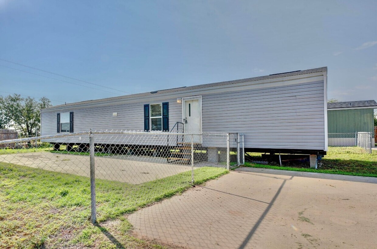 Foto principal - 2 bed 2 bath trailer available now