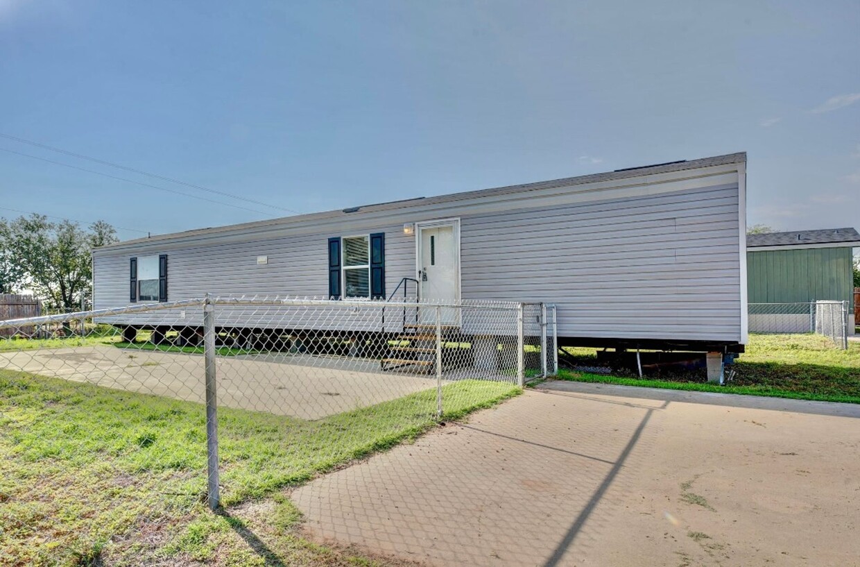 Primary Photo - 2 bed 2 bath trailer available now