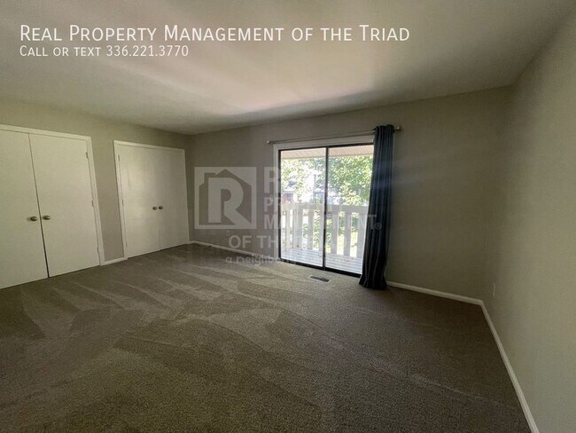 Building Photo - 2 Bedroom, 2 1/2 Bath Townhouse in Winston...