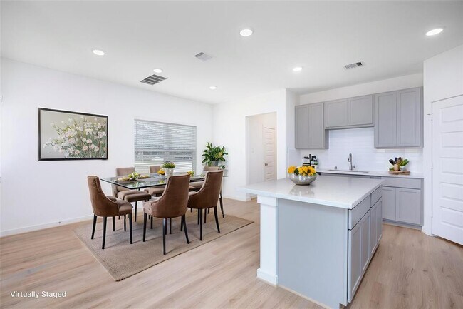 Foto del edificio - 1956 Longmire Villas Court