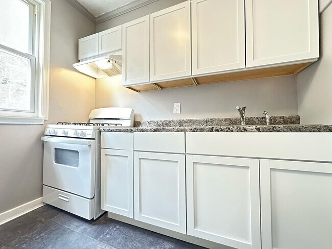 Building Photo - 3+ Bedroom Section 8 Vouchers Accepted!
