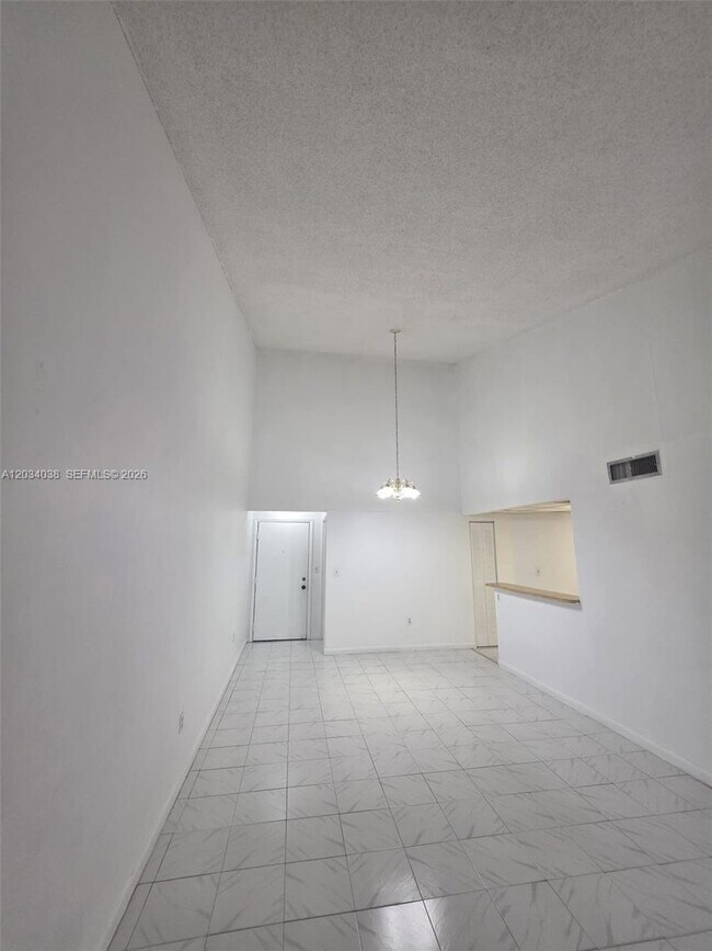 Building Photo - 9429 Fontainebleau Blvd