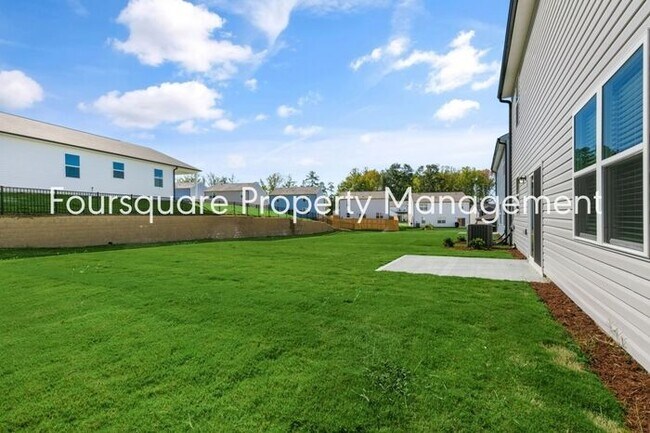 Foto del edificio - 4 Bedroom Home with 2nd Floor Loft- Kitchen Island & 2-Car Garage – Convenient Raleigh Location
