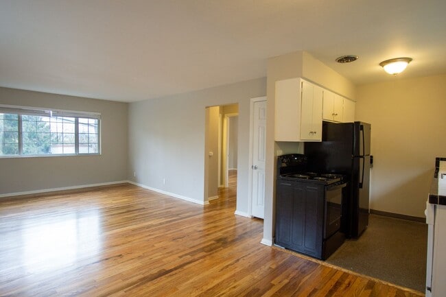 Building Photo - John's Landing Corner 2-Bedroom w/ Hardwoo...