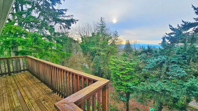 Building Photo - Charming 3 Bed 1.25 Bath Home in Skyway with a great view of Mt Rainier