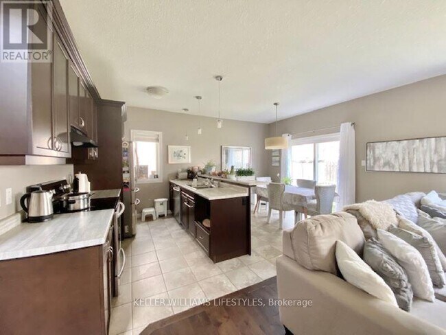 Photo du bâtiment - 960 Bitterbush Crescent