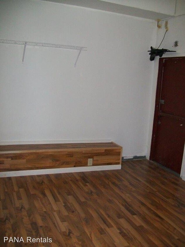 Building Photo - 1 br, 1 bath Apartment - 213 East 1st Street