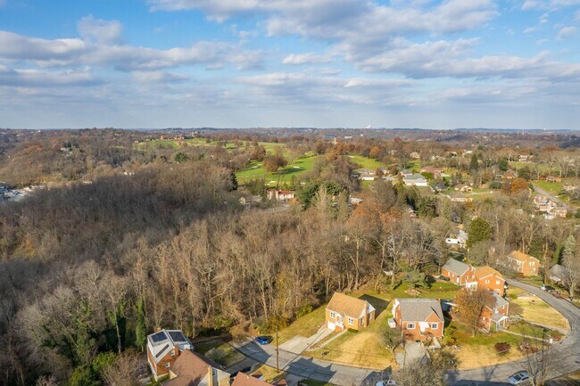 Foto del edificio - READY FOR JULY 1ST! Don't miss this UPDATED 3-bedroom!