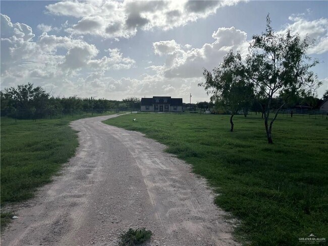 Foto del edificio - 24175 Engleman Rd