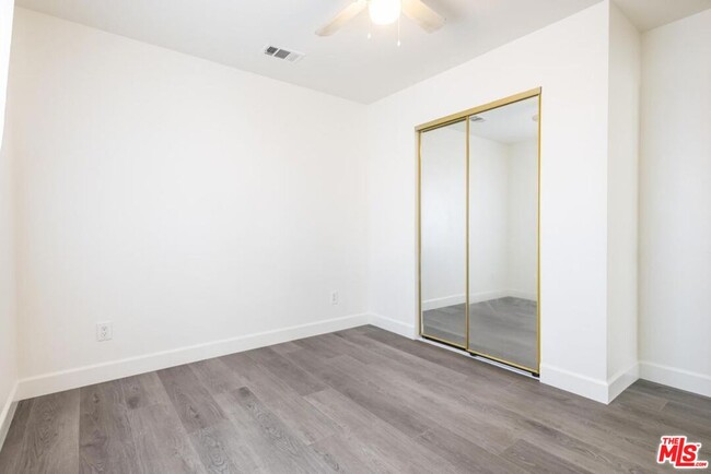 Foto del edificio - 819 W 73rd St