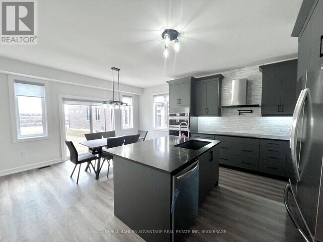 Photo du bâtiment - 714 Daimler Pkwy