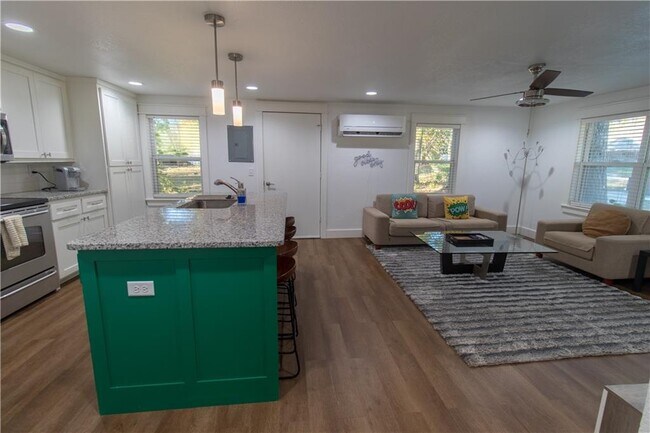 Foto del edificio - 1760 Pine Woods Rd