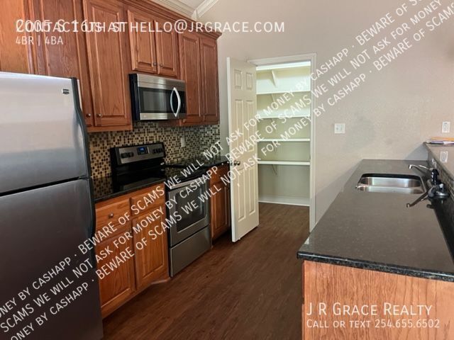 Building Photo - 2005 S 16th St