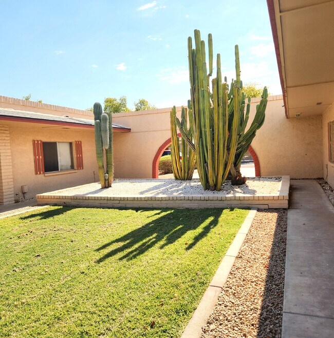 Foto del edificio - SENSATI0NAL SINGLE LEVEL CONDO 2 BEDS/2 BA...
