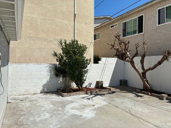 Foto del edificio - 12920 Roselle Ave